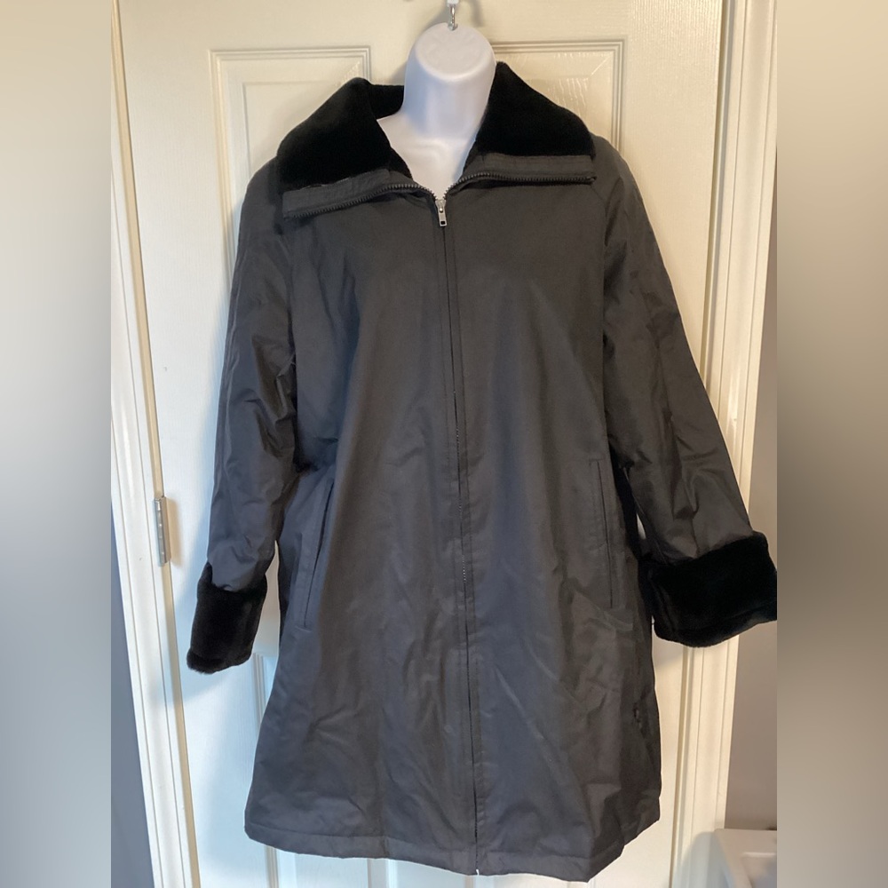 Black Ensign winter women’s coat with faux fur trim-size medium